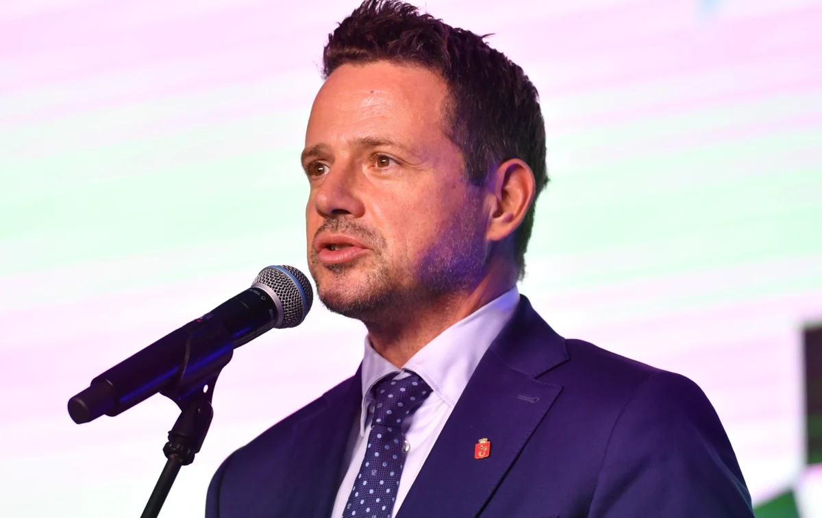 W przyszłym miesiącu będziemy demonstrować, wszyscy razem, solidarnie - mówi w wywiadzie dla "Rzeczpospolitej" prezydent Warszawy Rafał Trzaskowski. Zaznacza, że w związku z obniżkami podatków w ostatnich latach stolica straciła prawie 2 mld zł. "To cyniczna polityka rządzących wobec samorządu". 