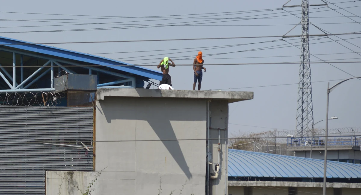 Prezydent Ekwadoru ogłosił stan wyjątkowy w systemie więziennictwa po wtorkowych starciach między członkami gangów w więzieniu Litoral w Guayaquil, w których zginęło co najmniej 116 osób, a 80 zostało rannych. 