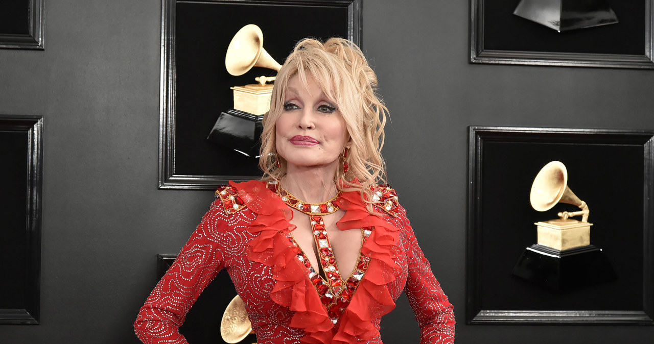 Studio Sony Pictures wyprodukuje filmową adaptację książki autorstwa Dolly Parton i Jamesa Pattersona zatytułowanej "Run, Rose, Run". Popularna wokalistka country będzie także gwiazdą tego filmu i jedną z jego producentek razem z Reese Witherspoon i jej firmą Hello Sunshine. To właśnie ta wytwórnia wyprodukowała dla Sony serialową adaptację powieści "Gdzie śpiewają raki", która czeka na premierę.