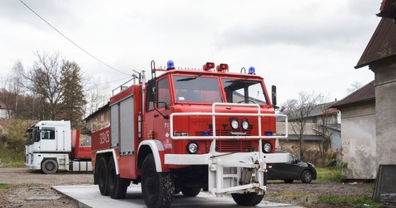 Nieprawidłowa obsługa biokominka była - zdaniem strażaków – przyczyną pożaru, do którego doszło w podkaliskiej gminie Opatówek. Dwie osoby z poparzeniami trafiły do szpitala.

