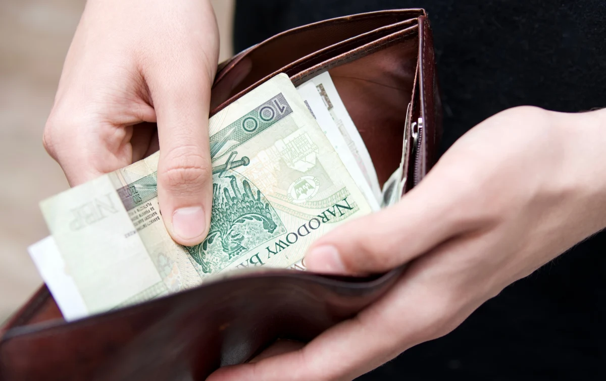 Prezydent Andrzej Duda podpisał ustawę o usługach płatniczych, która uniemożliwia sprzedawcom odmowę przyjmowania płatności gotówkowej. To oznacza, że każdy sklep będzie musiał mieć opcję płatności banknotami i monetami. 