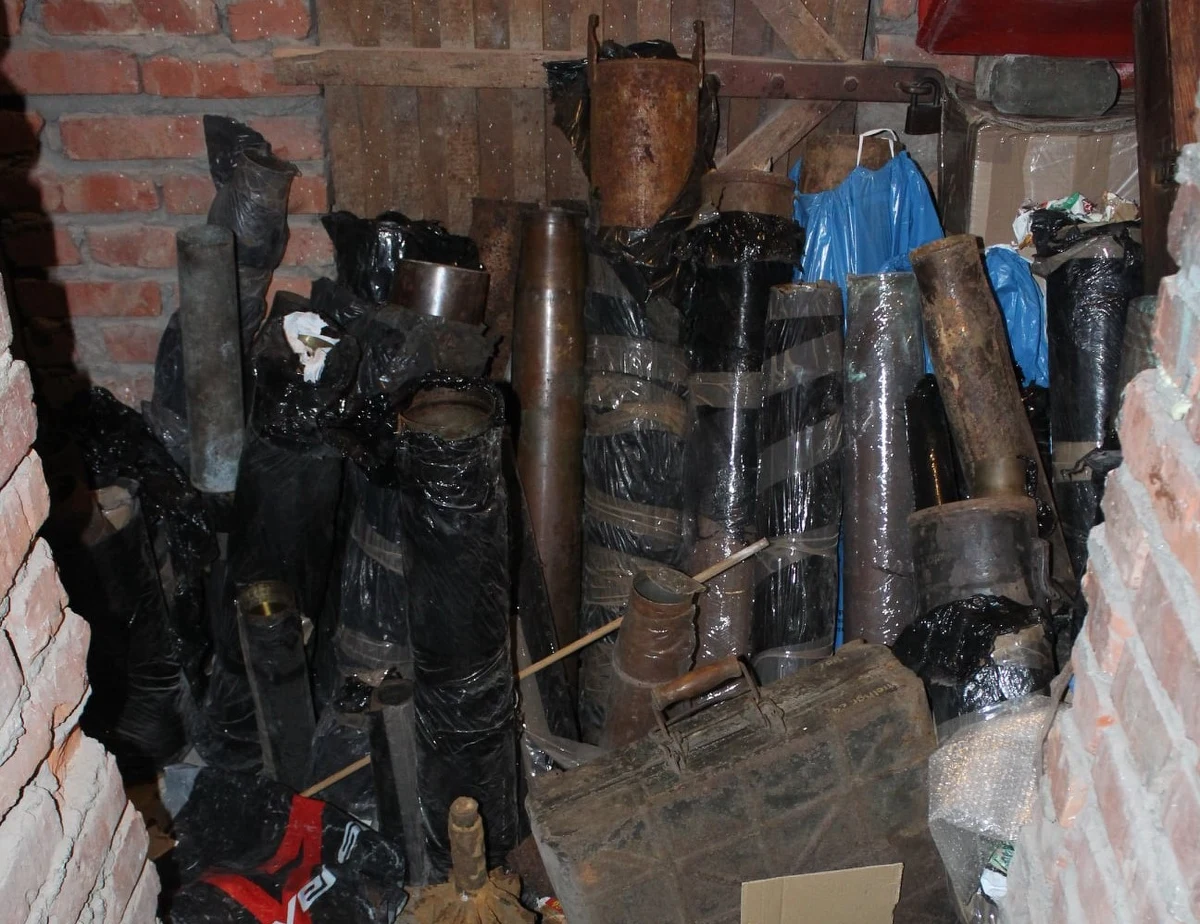 Ewakuowano dwa domy jednorodzinne w Igołomii-Wawrzeńczycach koło Krakowa. Sprawa ma związek z arsenałem zgromadzonym przez 37-latka w jednym z bloków w Krakowie. Ewakuacja na osiedlu Piastów zakończyła się z kolei o świcie.