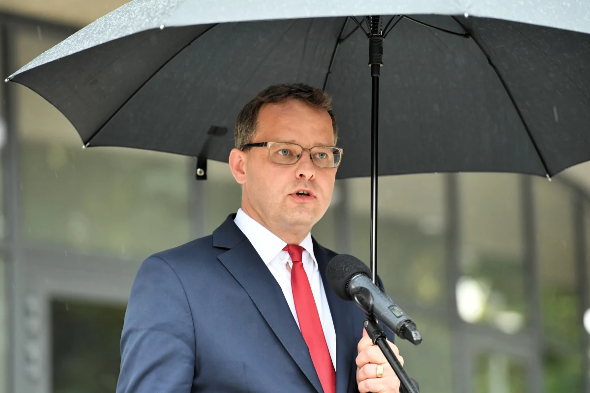 Prezes NIK wykorzystuje swą instytucję do walki politycznej i obrony przez prokuratorskimi zarzutami - w ten sposób wiceminister sprawiedliwości Marcin Romanowski odnosi się do, niezwykle krytycznego wobec jego resortu, raportu kontrolerów w sprawie realizacji Funduszu Sprawiedliwości. 
