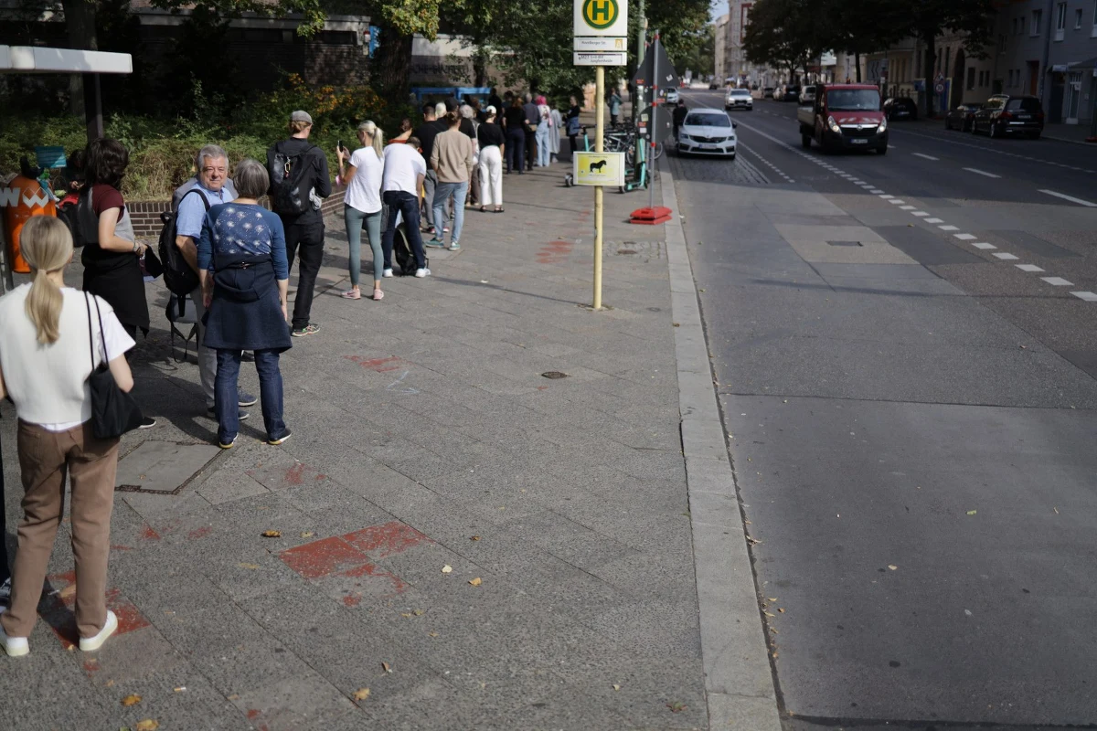 Chaos panujący w czasie niedzielnych wyborów w Belinie sprawił, że może zajść konieczność ich powtórzenia. Decyzję w tej sprawie podejmie berliński Senat. Do tej pory doliczono się ponad 13 tys. nieważnych głosów. Wyborom na terenie Berlina towarzyszyły „liczne wpadki, których konsekwencje stają się coraz poważniejsze" – opisuje w czwartek dziennik „Berliner Zeitung” (BZ).