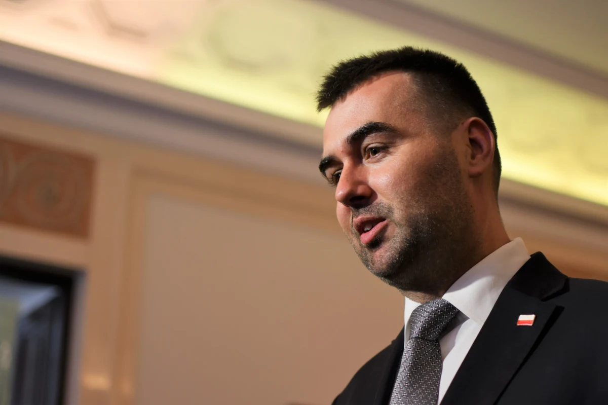 Błażej Spychalski kończy pracę jako sekretarz stanu w Kancelarii Prezydenta RP. „Dzisiaj kończę pracę ministra, ale nadal będę wspierał Prezydenta jako społeczny doradca.” – napisał na swoim Twitterze.