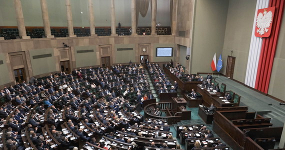 Sejm zdecydował o przedłużeniu o 60 dni stanu wyjątkowego obowiązującego w części województw podlaskiego i lubelskiego. Wniosek złożył prezydenta Andrzej Duda. Wcześniej odbyła się bardzo gorąca debata.