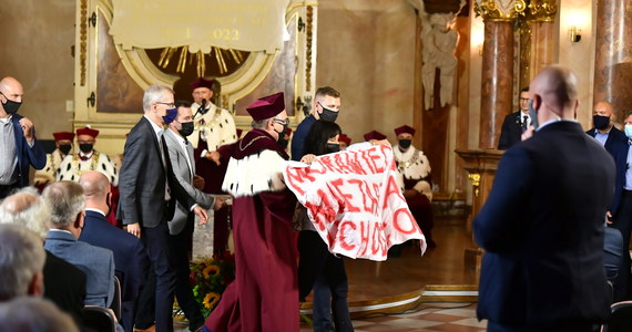 ​Wystąpienie premiera Mateusza Morawieckiego na Uniwersytecie Wrocławskim zostało zakłócone przez grupę aktywistów manifestujących w obronie osób przekraczających granicę polsko-białoruską. Przed budynkiem demonstrujący krzyczeli m.in. "macie krew na rękach" oraz "żaden człowiek nie jest nielegalny".
