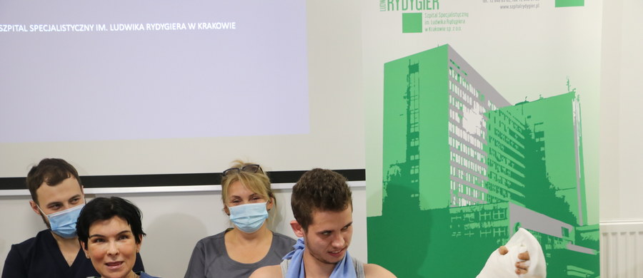 ​21-letni Maks, który na początku ubiegłego tygodnia stracił rękę w wyniku napaści, wychodzi do domu - przekazali lekarze ze szpitala Rydygiera w Krakowie, w którym mężczyzna przeszedł operację przyszycia kończyny.