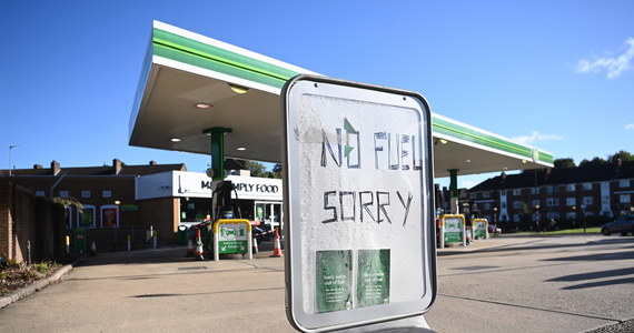 "Kryzys paliwowy w Wielkiej Brytanii jest już pod kontrolą i na stacje benzynowe dostarczane jest więcej paliwa niż kierowcy kupują" - zapewniał w czwartek wiceminister finansów Simon Clarke. Ale według relacji mediów, nie wszędzie problemy zostały rozwiązane.