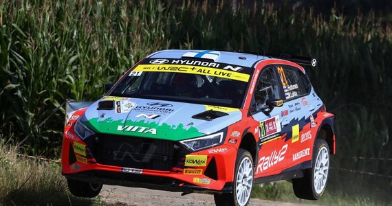 ​Zaledwie po 7 miesiącach, jakie minęły od zakończenia Arctic Rally Finland, Rajdowe Samochodowe Mistrzostwa Świata ponownie zawitały do Finlandii. Jeden z najszybszych rajdów w całej historii FIA WRC wraca do kalendarza po rocznej przerwie, a razem z nim przepiękne szutrowe trasy, kultowe "hopy" i długie skoki. Rajdowy klasyk, przywita najlepszych kierowców i pilotów świata w niezwykłych okolicznościach - uroczystym jubileuszem 70 edycji, a także po raz pierwszy w historii, jako rozgrywany na jesień, w październiku.