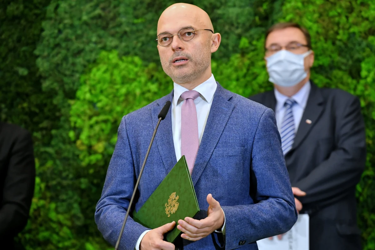 Delegacjom Polski i Czech nie udało się uzgodnić treści porozumienia w sprawie kopalni "Turów". Bardzo dobra polska oferta nie została przyjęta - powiedział minister klimatu i środowiska Michał Kurtyka. "Oferta spotkała się z eskalacją żądań ze strony czeskiej" - stwierdził Kurtyka. Jego zdaniem ucierpią na tym społeczności po obu stronach granicy.