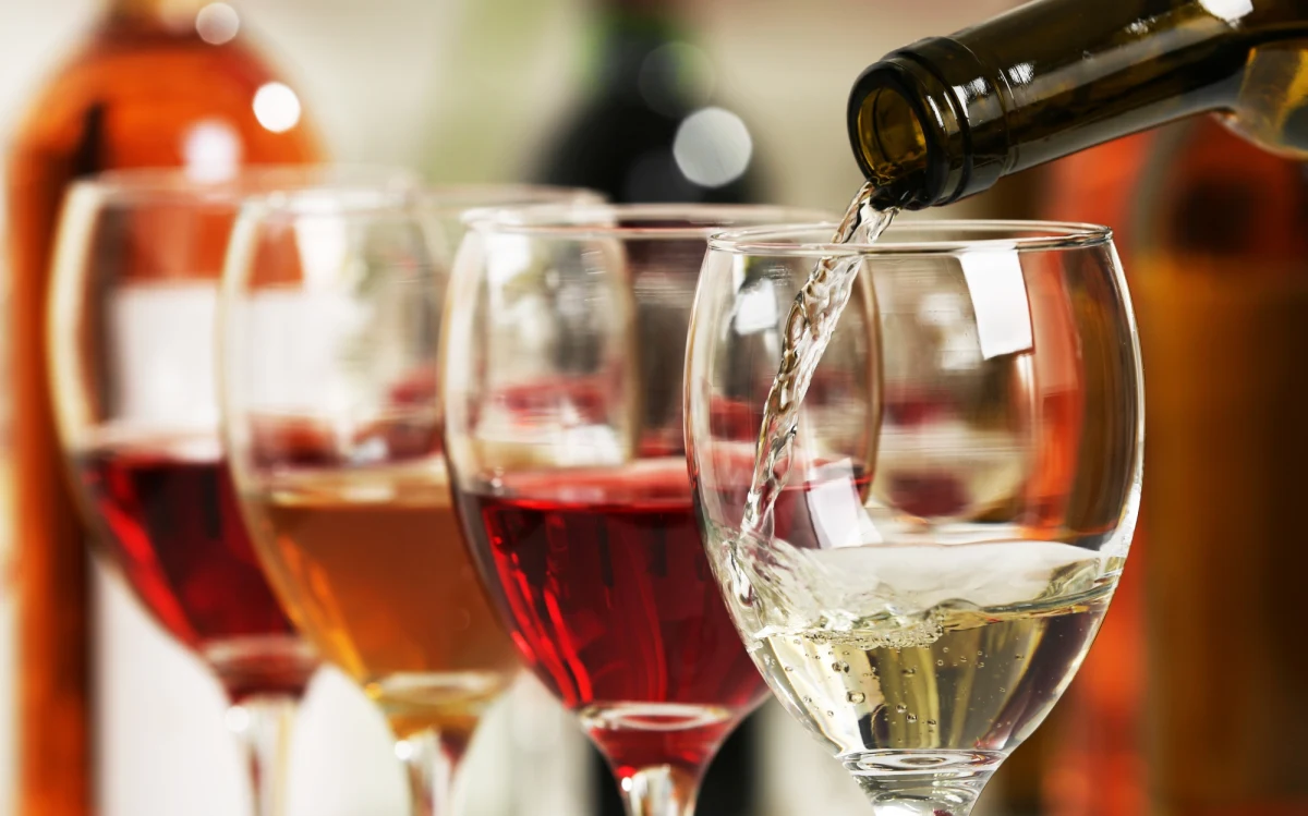 Polacy znowu chętnie kupują wina owocowe. W tym roku wydatki na tego typu alkohole przekroczą 640 mln zł - pisze "Rzeczpospolita". Producenci walczyli o to, by zerwać z wizerunkiem tanich, byle jakich trunków - najwidoczniej skutecznie. 