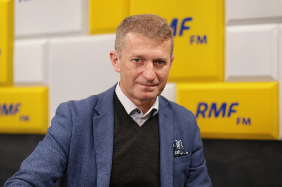 “PiS bierze pełną odpowiedzialność za to, co dzieje się na wschodniej granicy. Nie lekceważymy tej sytuacji, ale też nie mamy pełnej informacji” – tak w Porannej rozmowie w RMF FM Ireneusz Raś tłumaczył się z tego, że Koalicja Polska wstrzymała się od głosu ws. przedłużenia stanu wyjątkowego. „Nasz ekspert Marek Biernacki uważał, że trzeba tak się zachować, gdyż być może środki są nadmiarowe i my to bierzemy pod uwagę, ale z drugiej strony sytuacja jest poważna i nie chcemy utrudniać sprawy rządzącym” – powiedział. 