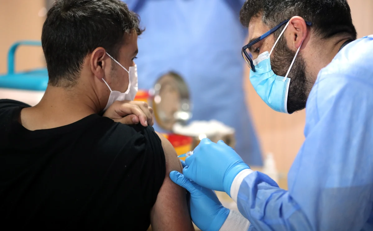 Podawanie szczepionki przeciwko Covid-19 firm Pfizer lub AstraZeneca podczas tej samej wizyty, na której wykonuje się zastrzyk ze szczepionką przeciw grypie, jest bezpieczne dla pacjenta - pisze dziennik "The Guardian", opierający się na badaniach brytyjskich naukowców.