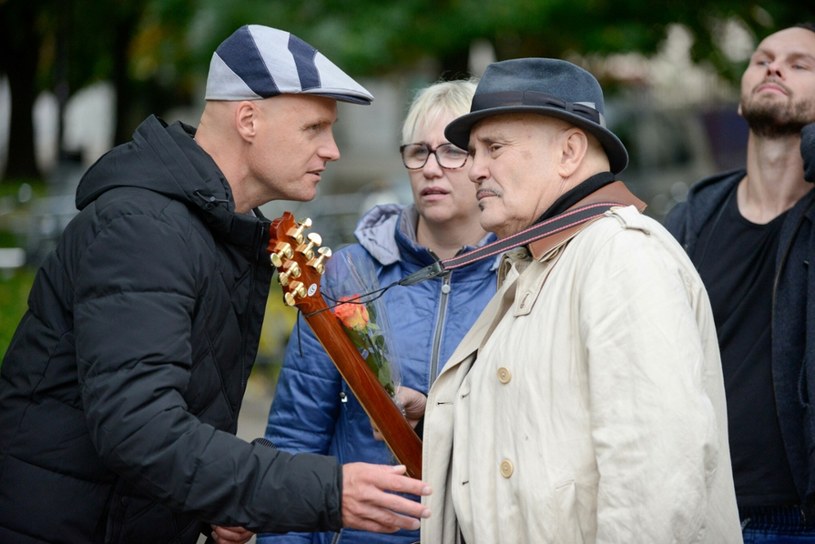 "Tato" to tytuł debiutanckiej piosenki Krzysztofa Igora Krawczyka juniora, syna zmarłego Krzysztofa Krawczyka. 48-letni początkujący wokalista wraz z Marianem Lichtmanem zapraszają do udziału w klipie.