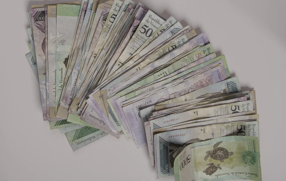 Z powodu szalejącej w Wenezueli hiperinflacji od piątku waluta kraju, boliwar, została zdenominowana w stosunku 1 do 1 000 000. Najwyższym nominałem jest teraz banknot 100-boliwarowy, wart oficjalnie ok. 100 zł. Poprzednie denominacje wenezuelskiej waluty miały miejsce w 2008 i 2018 roku. 