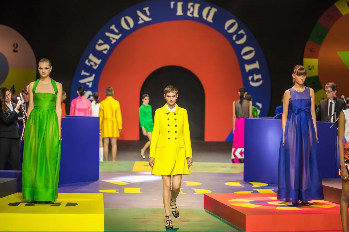 Uwaga eleganckie panie! Najbliższa wiosna będzie wyjątkowo kolorowa – przynajmniej w kobiecej modzie. Taki wniosek można wyciągnąć z trwających w Paryżu pokazów najnowszych kreacji sławnych dyktatorów mody.