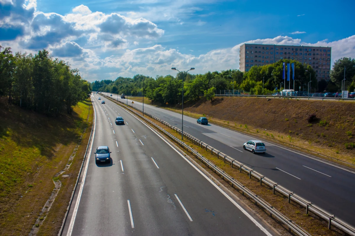 Na fragmencie Drogowej Trasy Średnicowej w Zabrzu zachodzą procesy chemiczne skutkujące narastającym falowaniem trasy. Dlatego od 1 października zwiększono tam ograniczenie prędkości z 80 km/h do 60 km/h – poinformował w piątek Miejski Zarząd Dróg w Zabrzu.