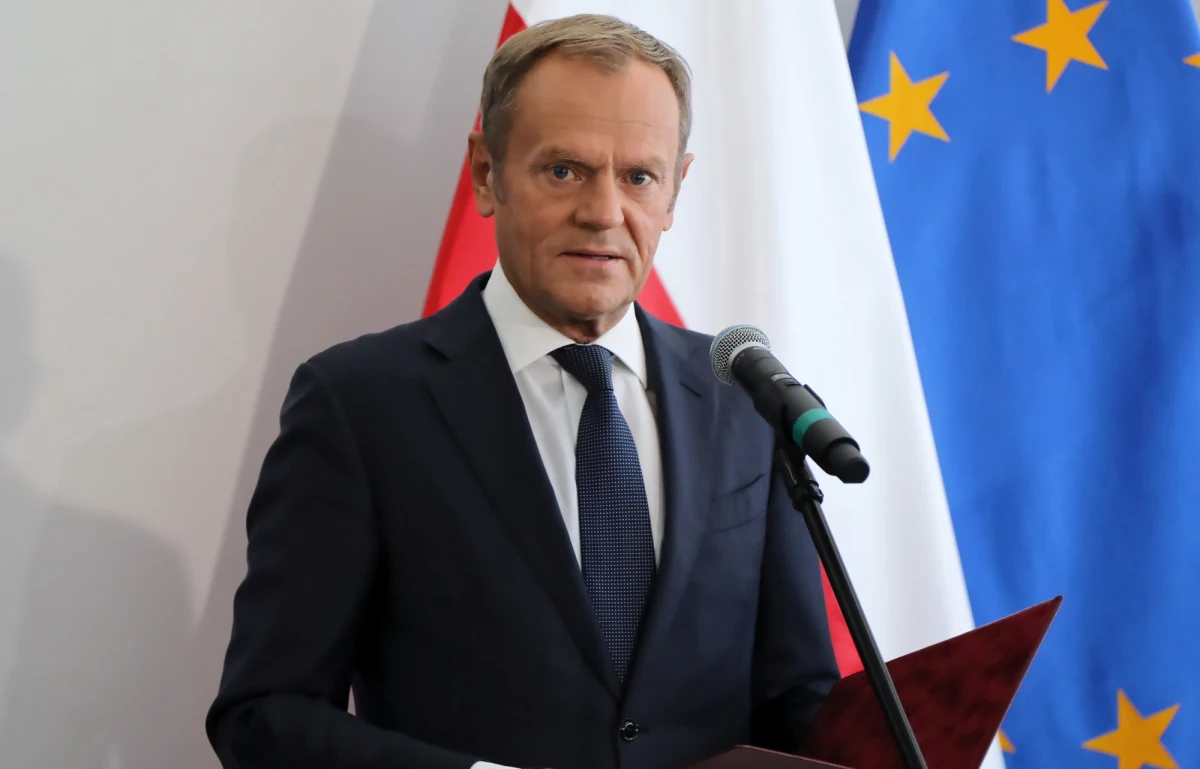 Zadaniem zmiany konstytucji jest wprowadzenie żelaznej gwarancji, że tylko w drodze referendum lub większością 2/3 głosów w Sejmie i w Senacie możliwa byłaby decyzja o wyjściu Polski z UE - powiedział lider PO Donald Tusk, przedstawiając projekt zmian w konstytucji autorstwa KO. 