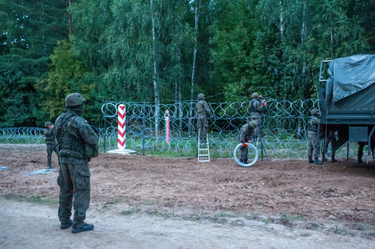 43 procent cudzoziemców przebywających w zamkniętych ośrodkach, którzy dostali się do Polski z Białorusi, złożyło wnioski o udzielenie pomocy międzynarodowej - dowiedział się reporter RMF FM Krzysztof Zasada. W zamkniętych placówkach jest obecnie około 1450 imigrantów. 