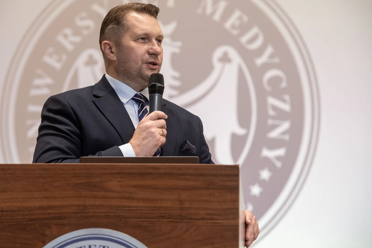 "​Mamy świadomość tego, że musimy zachować wszelką ostrożność i zdrowy rozsądek w postępowaniu na polskich uczelniach" - powiedział podczas konferencji prasowej minister edukacji i nauki Przemysław Czarnek. Zachęcał również studentów do szczepień.