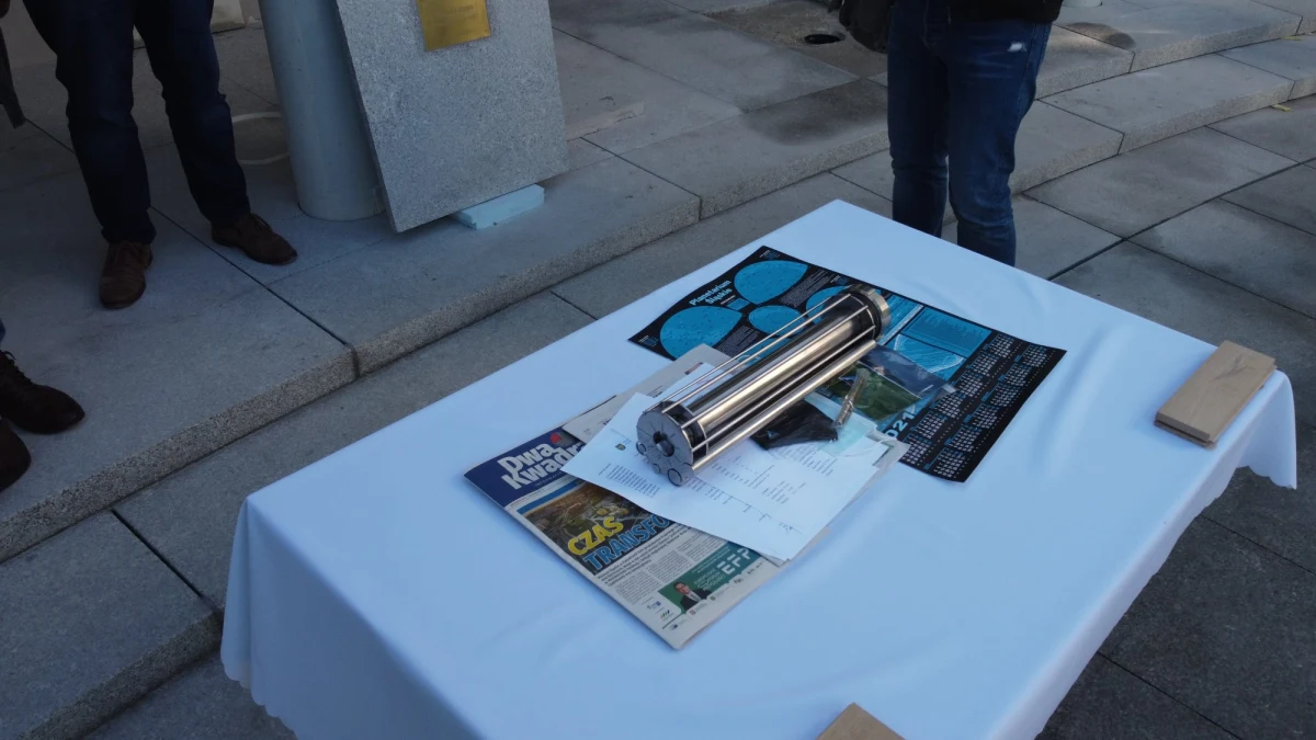 Maseczki ochronne, dzisiejsze gazety, list do potomnych i aktualne pieniądze znalazły się w kapsule czasu, którą wmurowano dziś w przebudowywanym Planetarium Śląskim w Chorzowie.