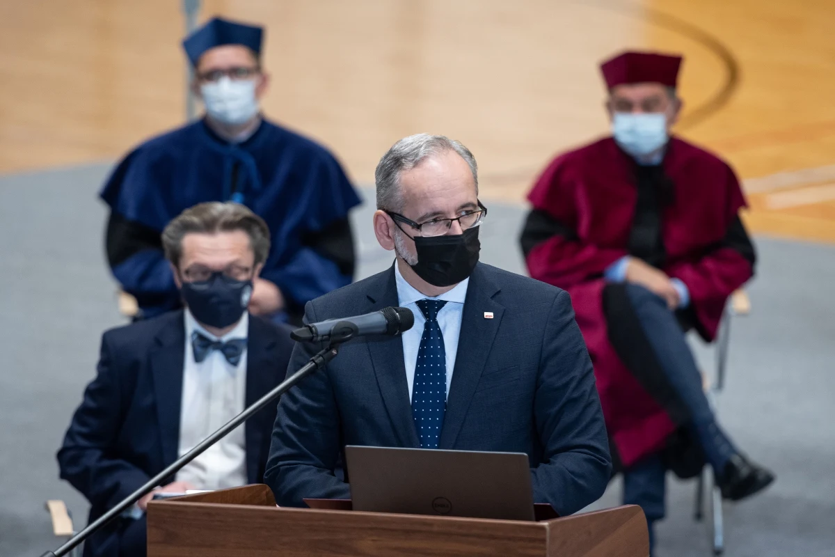 "Czwarta fala pandemii się rozwija. Kluczowe są szczepienia i stosowanie podstawowych reguł zabezpieczenia. Ważne jest testowanie w kierunku SARS-CoV-2 i nielekceważenie objawów COVID-19" - powiedział w Lublinie minister zdrowia Adam Niedzielski. Wypowiedział się również o zachęcaniu Polaków do szczepień oraz prognozach na nadchodzącą falę zakażeń.