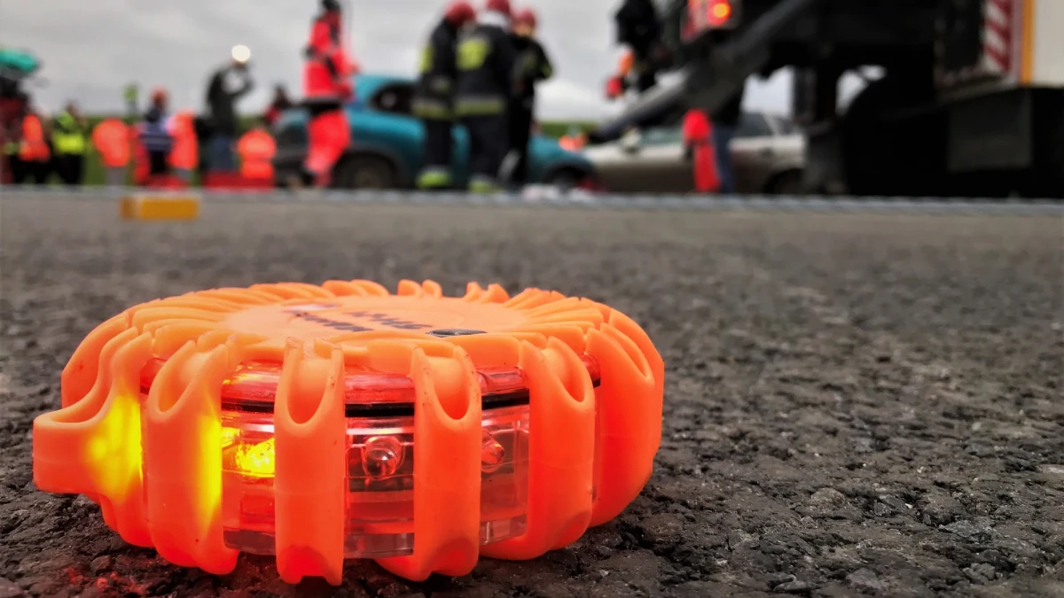 Jedna osoba zginęła w wyniku zderzenia dwóch ciężarówek na autostradzie A4 w kierunku Wrocławia pomiędzy węzłami Kąty Wrocławskie i Pietrzykowice. Trasa w miejscu wypadku jest nieprzejezdna.