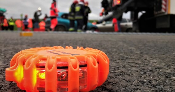 Jedna osoba zginęła w wyniku zderzenia dwóch ciężarówek na autostradzie A4 w kierunku Wrocławia pomiędzy węzłami Kąty Wrocławskie i Pietrzykowice. Trasa w miejscu wypadku jest nieprzejezdna.