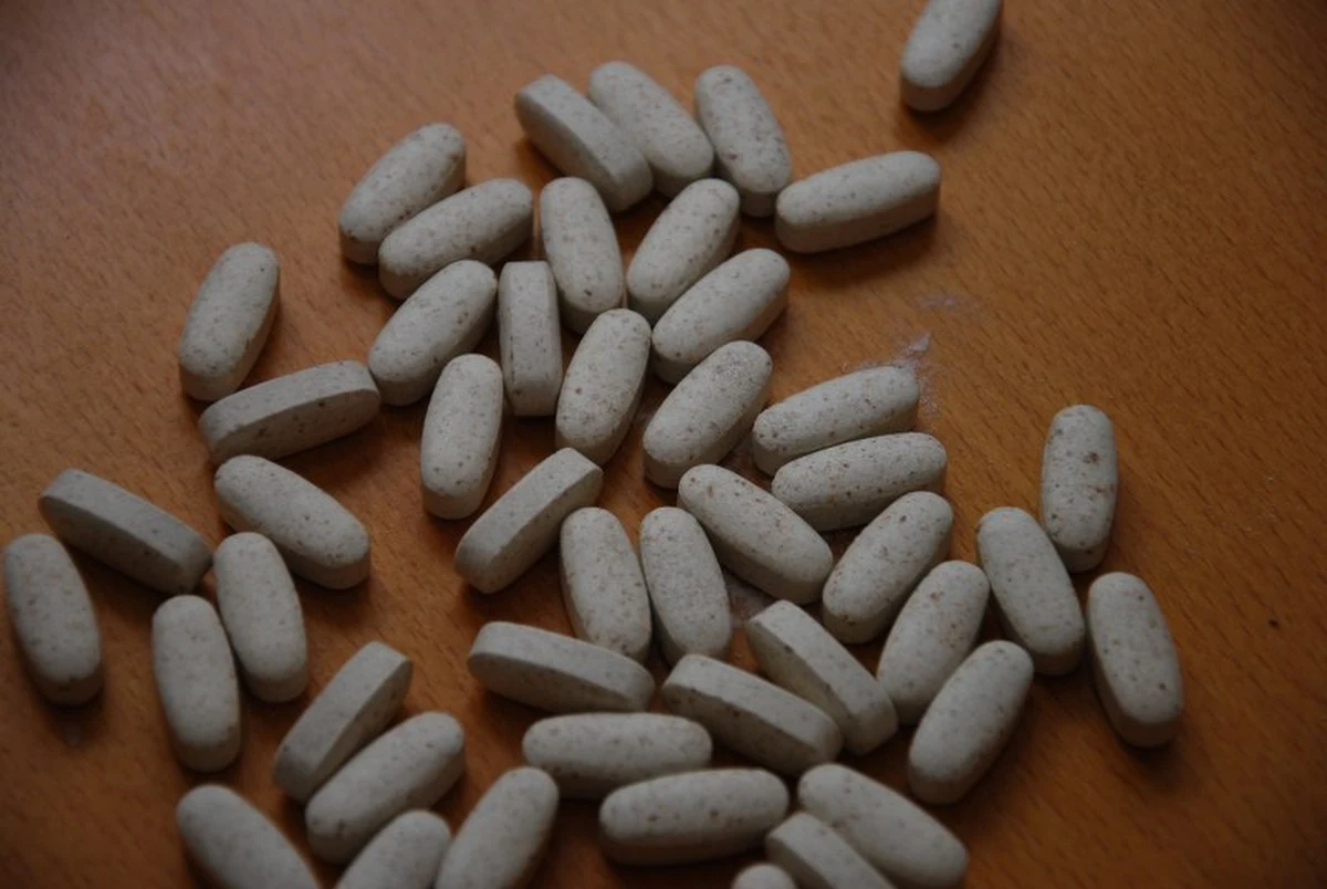 Molnupiravir, eksperymentalna tabletka przeciw Covid-19 koncernu farmaceutycznego Merck & Co., zmniejsza prawdopodobieństwo hospitalizacji i śmierci z powodu choroby o połowę - poinformował amerykański koncern.