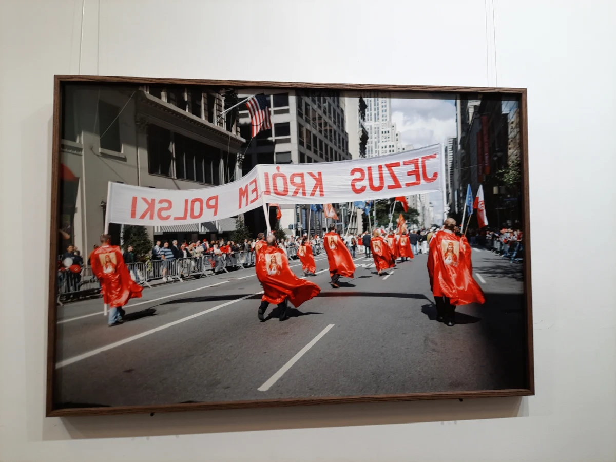 Wystawę "Marsz Marsz Polonia", zrealizowaną z inicjatywy Konsulatu Generalnego Stanów Zjednoczonych Ameryki w Krakowie, przedstawiającą polską diasporę widzianą poprzez obiektyw najwybitniejszych fotografów polskich i amerykańskich od początku XX wieku do czasów nam współczesnych, można oglądać już od 1 października w Nowohuckim Centrum Kultury.