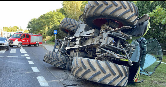 Ciągnik, który wywrócił się razem z naczepą, zablokował w piątkowe popołudnie drogę krajową nr 24 w okolicach miejscowości Kamionna (pow. międzychodzki, woj. wielkopolskie).