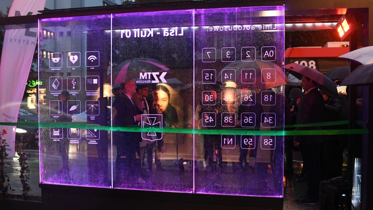 W Rzeszowie do użytku oddano inteligentną wiatę przystankową. Wynalazek jest wyposażony m.in. w podgrzewane ławki, wyświetlacz, ale też defibrylator.