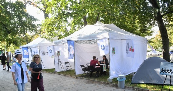 Zaostrzamy protest. Pracownicy ochrony zdrowia już zaczęli wypowiadać umowy o pracę. Zachęcamy ich, by przechodzili na jeden etat, zadbali o swoje zdrowie - powiedział rzecznik białego miasteczka Gilbert Kolbe. Liczymy na możliwość porozumienia we wtorek. W czwartek będą rozmowy ostatniej szansy – dodał.