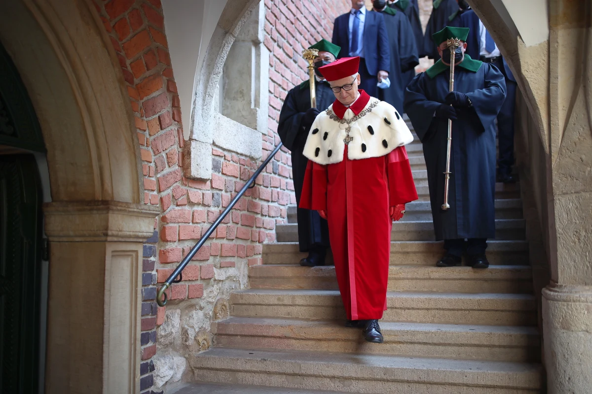 ​Wyrażanie przez nauczycieli akademickich przekonań religijnych, światopoglądowych lub filozoficznych nie będzie stanowiło przewinienia dyscyplinarnego - zdecydował Sejm uchwalając w piątek nowelizację ustawy Prawo o szkolnictwie wyższym i nauce, nazywaną pakietem wolności akademickiej. Za uchwaleniem nowelizacji głosowało 242 posłów, 209 było przeciw, nikt nie wstrzymał się od głosu.