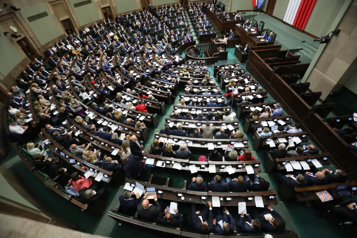Sejm uchwalił nowelizację tegorocznego budżetu. W stosunku do pierwotnej ustawy budżetowej dochody zwiększono o ok. 78 mld zł, wydatki o ok. 37 mld zł, a deficyt został zredukowany o ok. 42 mld zł. Odrzucono poprawki opozycji zmierzające do zwiększenia nakładów na ochronę zdrowia.