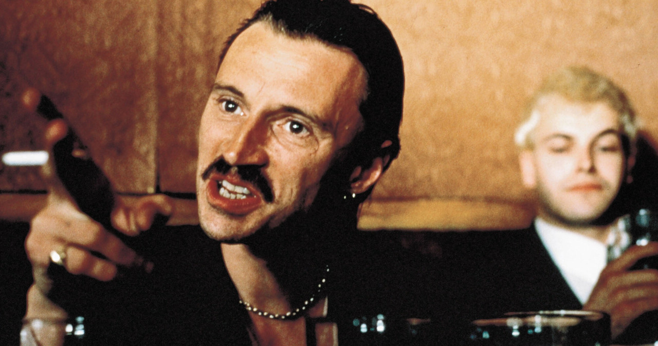 W uznawanym dziś za kultowy filmie „Trainspotting” z 1996 roku Robert Carlyle wcielił się w postać Begbiego. Rolę tę powtórzył w nakręconej ponad 20 lat później kontynuacji tej produkcji. Teraz, jeśli wszystko dobrze się ułoży, Carlyle po raz kolejny zagra Begbiego, ale tym razem w serialu telewizyjnym „The Blade Artist” („Mistrz brzytwy”).