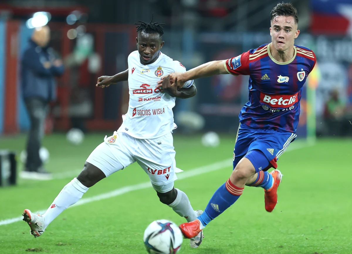 Piast Gliwice wygrał na własnym stadionie z krakowską Wisłą 1:0 w piątkowym meczu 10. kolejki piłkarskiej ekstraklasy. Gola zdobył hiszpański napastnik Alberto Toril po błędzie bramkarza gości Pawła Kieszka.