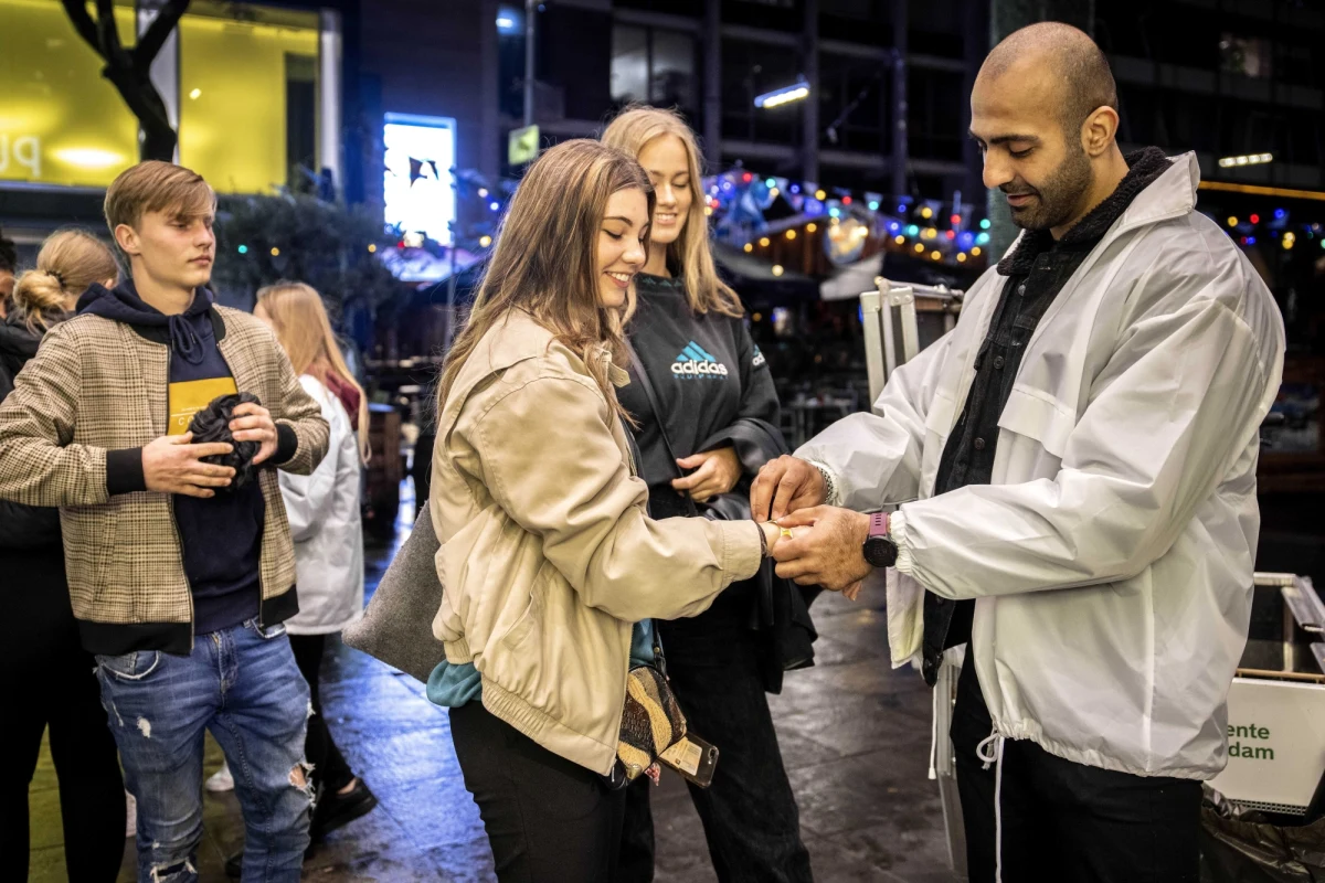 Władze Danii i Portugalii podjęły decyzję o zniesieniu ostatnich obostrzeń związanych z Covid-19. We Francji rozszerzono zaś obowiązek przedstawiania paszportu covidowego na dzieci w wieku 12-17 lat. We Włoszech wymóg posiadania takiego certyfikatu będzie obowiązywał we wszystkich miejscach pracy. Kraje Europy w zróżnicowany sposób starają się powstrzymać impet czwartej fali koronawirusa.