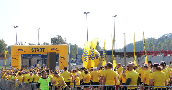 Uczestnicy mini maratonu o Puchar Radia RMF FM wystartowali punktualnie o 11. Na linii startowej – tuż przed bramą Stadionu Śląskiego w Chorzowie – stanęli ubrani w specjalnie przygotowane do tego biegu, żółte koszulki. 