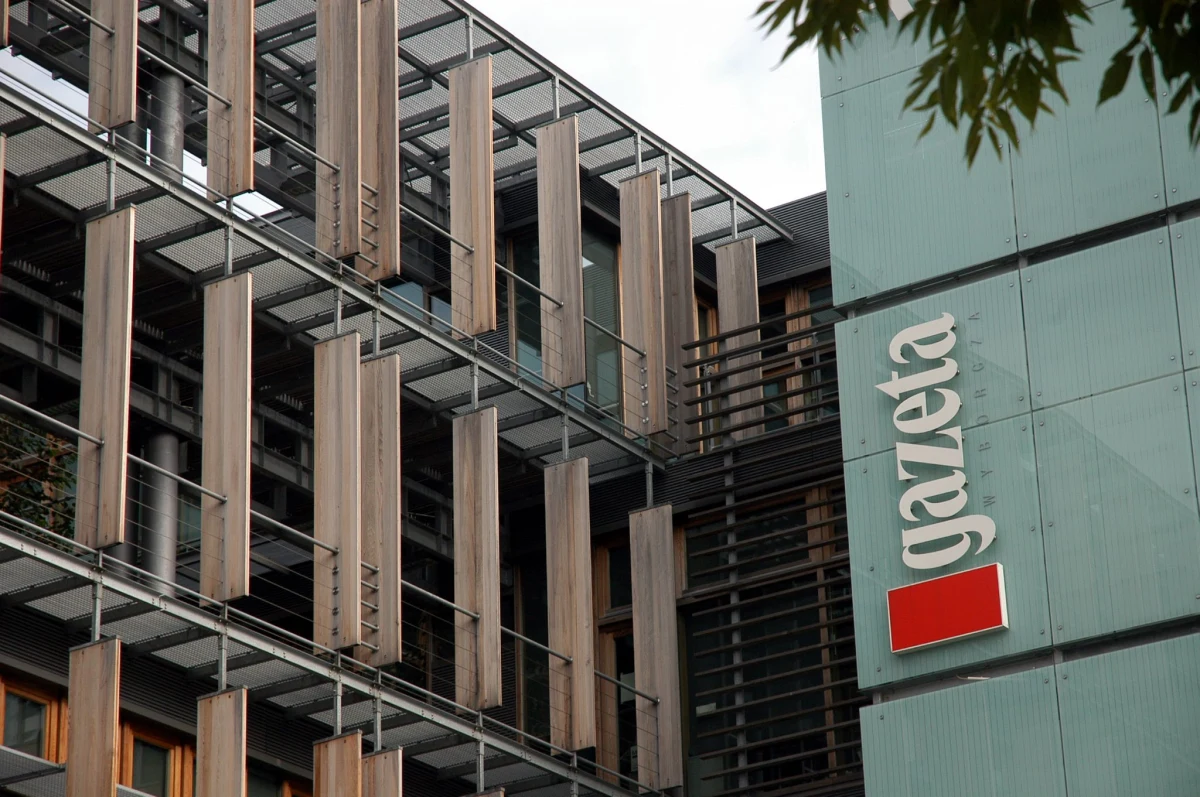 Policja wkroczyła do mieszkania jednego z dziennikarzy "Gazety Wyborczej" w Zielonej Górze – poinformował wicenaczelny gazety, Mikołaj Chrzan. "Bez żadnego nakazu, próbuje zabrać służbowy laptop naszego dziennikarza. Na miejscu są koledzy z redakcji, jadą też adwokaci" – opisywał sytuację na Twitterze. "Nie ma możliwości odstąpienia od czynności tylko dlatego, że ktoś jest dziennikarzem, skoro spod tego adresu mogły być kierowane poważne groźby" – tłumaczy warszawska policja.