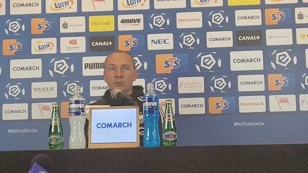 To jedno z bardziej dramatycznych spotkań nie tylko 10. kolejki, ale całej PKO Ekstraklasy. Stal niespodziewanie prowadziła do przerwy 3-1, ale pogoń podopiecznych Michała Probierza była skuteczna. Napędzani przez Sergiu Hancę krakowianie byli bliscy zdobycia nawet zwycięskiej bramki, jednak ostatecznie mecz zakończył się remisem 3-3.
