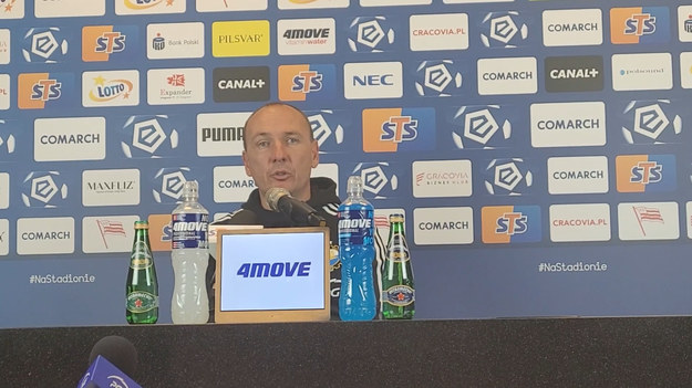 To jedno z bardziej dramatycznych spotkań nie tylko 10. kolejki, ale całej PKO Ekstraklasy. Stal niespodziewanie prowadziła do przerwy 3-1, ale pogoń podopiecznych Michała Probierza była skuteczna. Napędzani przez Sergiu Hancę krakowianie byli bliscy zdobycia nawet zwycięskiej bramki, jednak ostatecznie mecz zakończył się remisem 3-3.
