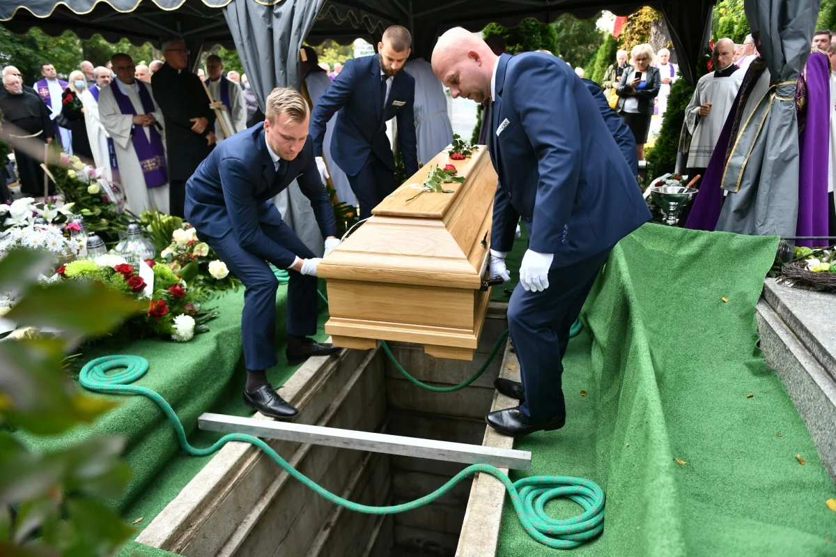 Słowa, które padły na pogrzebie biskupa Janiaka, są przede wszystkim raniące dla osób skrzywdzonych i smutne dla tych, które oczekują od Kościoła jednoznaczności - powiedział portalowi Interia prymas Polski abp Wojciech Polak. Odniósł się do słów brata bp. Edwarda Janiaka - ks. Krzysztofa Janiaka.