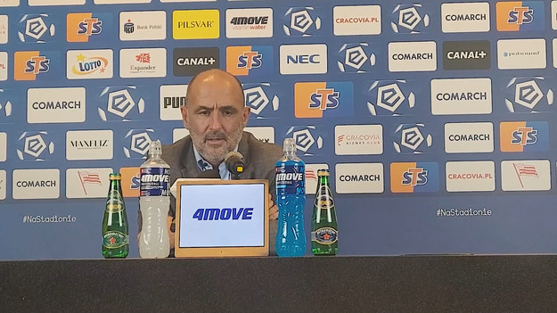To jedno z bardziej dramatycznych spotkań nie tylko 10. kolejki, ale całej PKO Ekstraklasy. Stal niespodziewanie prowadziła do przerwy 3-1, ale pogoń podopiecznych Michała Probierza była skuteczna. Napędzani przez Sergiu Hancę krakowianie byli bliscy zdobycia nawet zwycięskiej bramki, jednak ostatecznie mecz zakończył się remisem 3-3.
