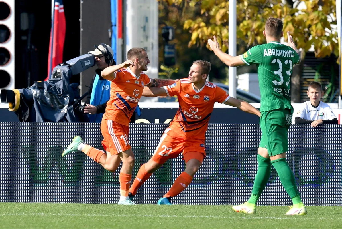 Lepiej rozpoczęli mecz piłkarze Radomiaka. „Zieloni” mieli inicjatywę, kilka razy groźnie zaatakowali. Jak na przykład Luis Machado, który strzelił obok bramki rywali.