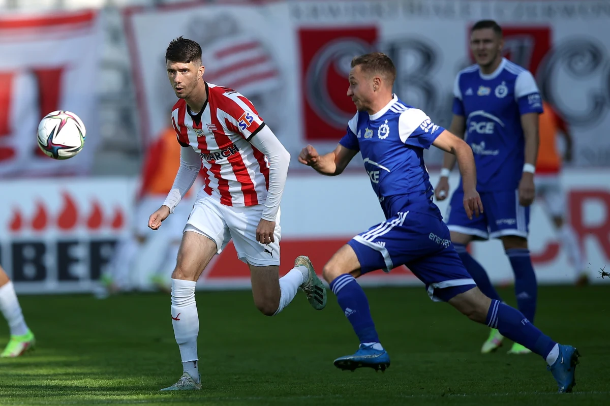 Ponad 6,5 tys. widzów, którzy przyszli na stadion Cracovii, nie mogło narzekać na nudę. Od początku było gorąco raz pod jedną, raz pod drugą bramką.