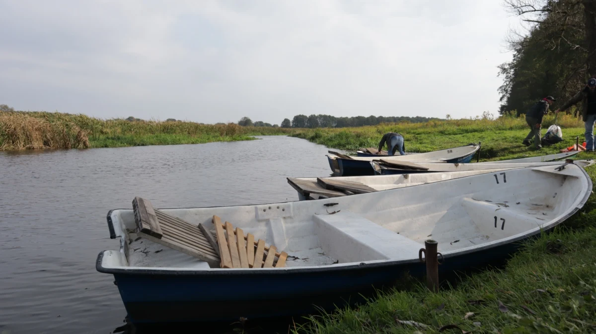 Nowe informacje w sprawie sobotniej tragedii w okolicy Pułtuska. W rzece Narew odnaleziono dwa ciała: małej dziewczynki, potem także kobiety. Śledczy ustalili, że to matka z córką. Przyjechały samochodem do centrum Pułtuska i poszły w stronę kładki na rzece. Widać to na zapisie z kamer miejskiego monitoringu.    