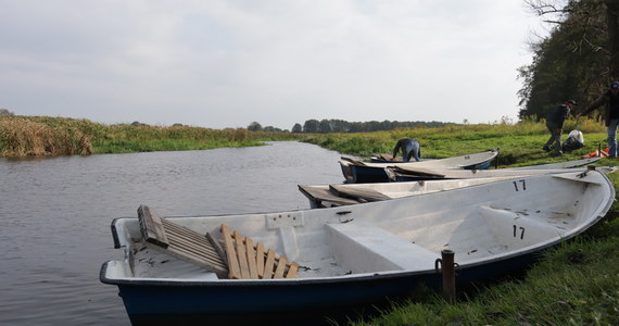 Nowe informacje w sprawie sobotniej tragedii w okolicy Pułtuska. W rzece Narew odnaleziono dwa ciała: małej dziewczynki, potem także kobiety. Śledczy ustalili, że to matka z córką. Przyjechały samochodem do centrum Pułtuska i poszły w stronę kładki na rzece. Widać to na zapisie z kamer miejskiego monitoringu.    