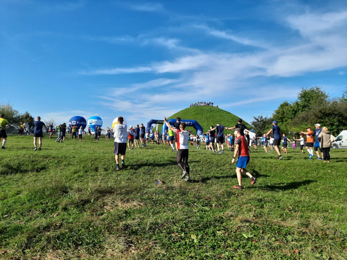 Po dwóch latach w Krakowie wystartował ponownie Bieg Trzech Kopców. To 14. edycja tej imprezy - to jedyny w Polsce bieg górski, którego trasa wiedzie przez centrum wielkiego miasta. Trasa Biegu Trzech Kopców liczy 13 kilometrów, a różnica wzniesień wynosi 160 metrów. W rywalizacji kobiet zwyciężyła Lilia Fiskowicz z Mołdawii, natomiast najszybszym mężczyzną był Patryk Stypułkowski. 